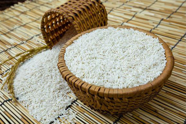 نگهداری برنج در ظرف مناسب