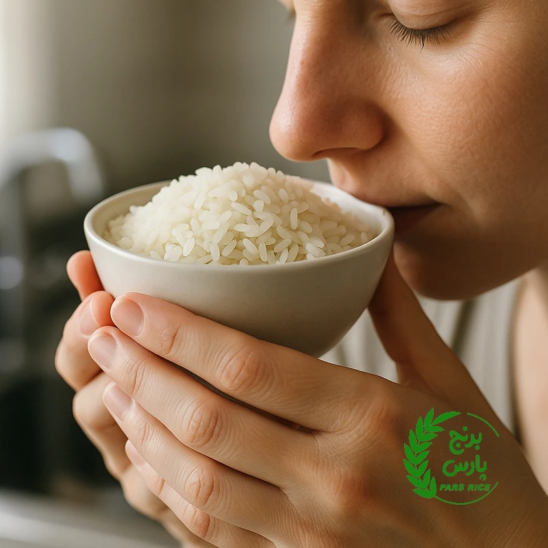 اجرای تست بوی برنج با کاسه کوچک در دست