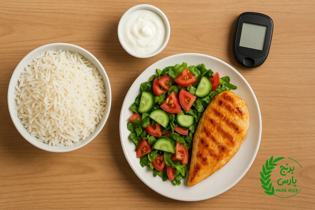 بشقاب برنج دانه‌دانه کنار مرغ گریل و سالاد برای افراد دیابتی