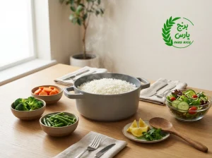 قابلمه برنج سفید بدون روغن همراه با سبزیجات بخارپز روی میز ناهار ایرانی