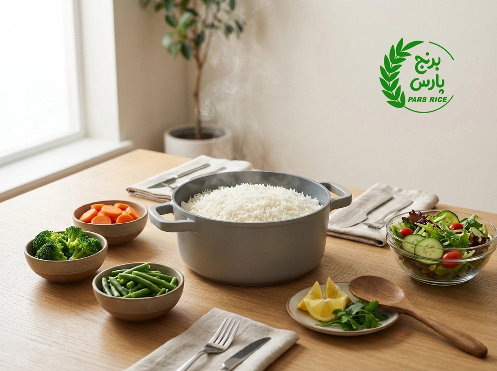 قابلمه برنج سفید بدون روغن همراه با سبزیجات بخارپز روی میز ناهار ایرانی