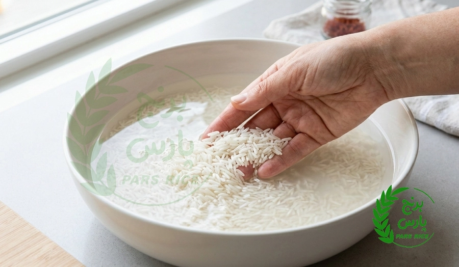 روش صحیح شستن برنج با حرکت آرام دست و بدون مالش شدید