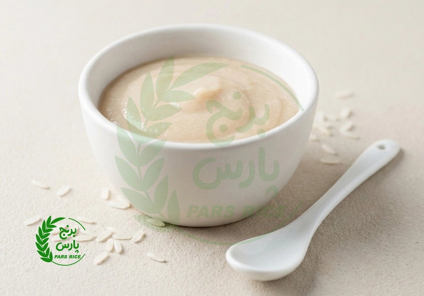 ماسک خانگی سبک با آب برنج و آرد برنج در کاسه کوچک روی میز