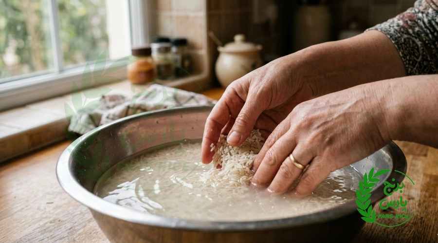 شستن ملایم برنج ایرانی در ظرف بزرگ قبل از پخت
