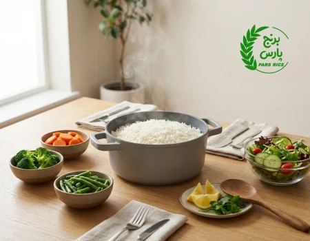 قابلمه برنج سفید بدون روغن همراه با سبزیجات بخارپز روی میز ناهار ایرانی